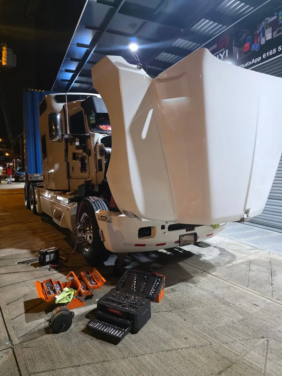 Trabajo nocturno en un camión de carga con la cabina abierta